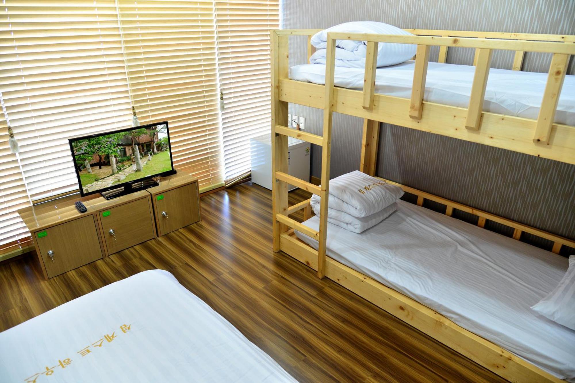 Seom Guesthouse Сеогвипо Екстериор снимка